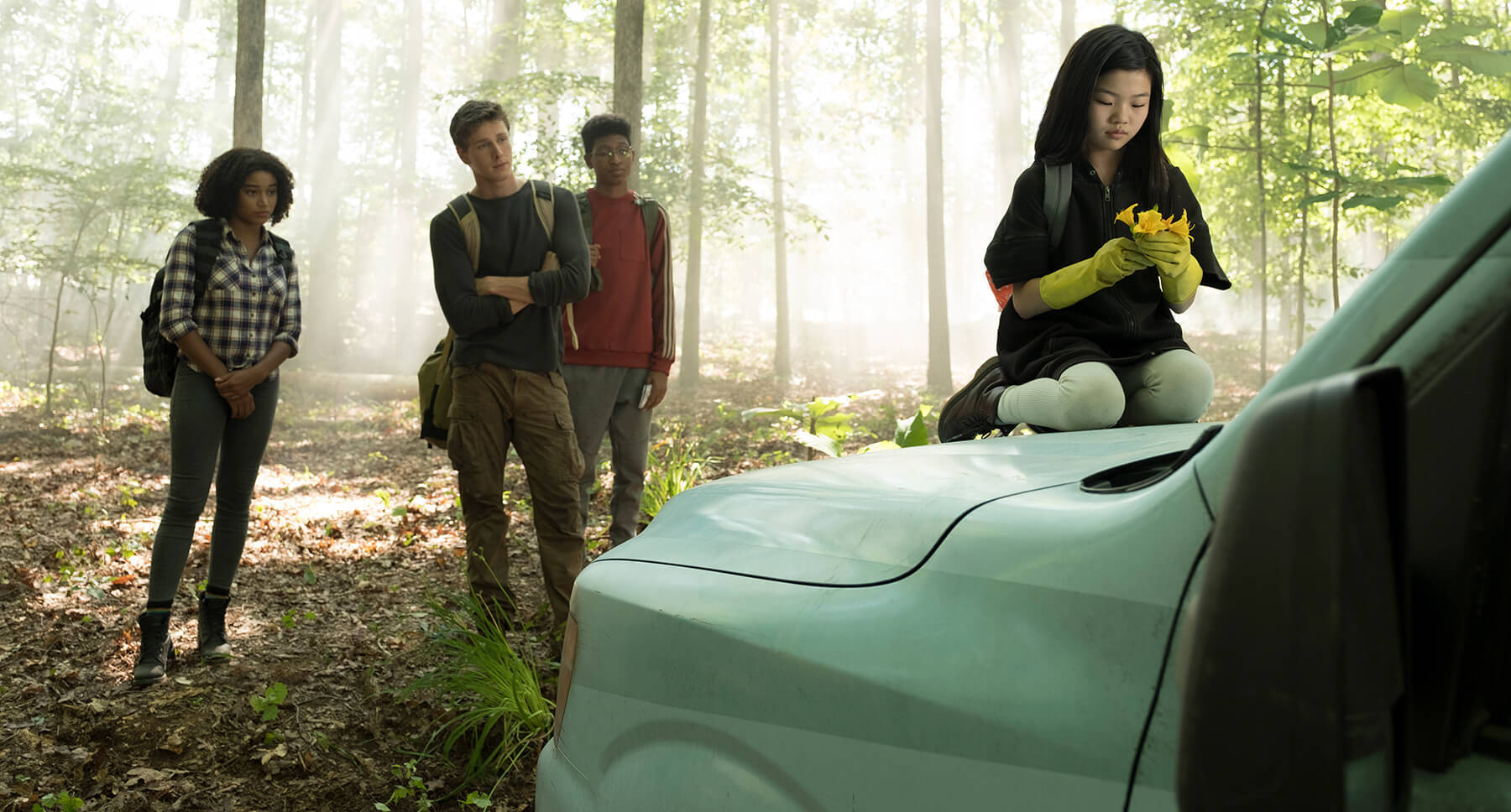 Actors Skylan Brooks, Amandla Stenberg, Harris Dickinson and Miya Cech near a car in the movie "The Darkest Minds"