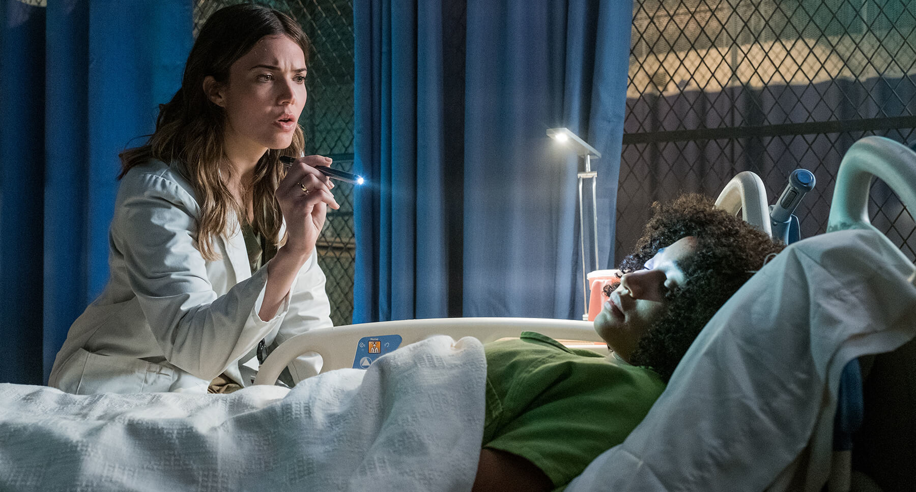 Actors Mandy Moore (as Kate) and Amandla Stenberg (as Ruby Daly) in the hospital in the movie "The Darkest Minds"