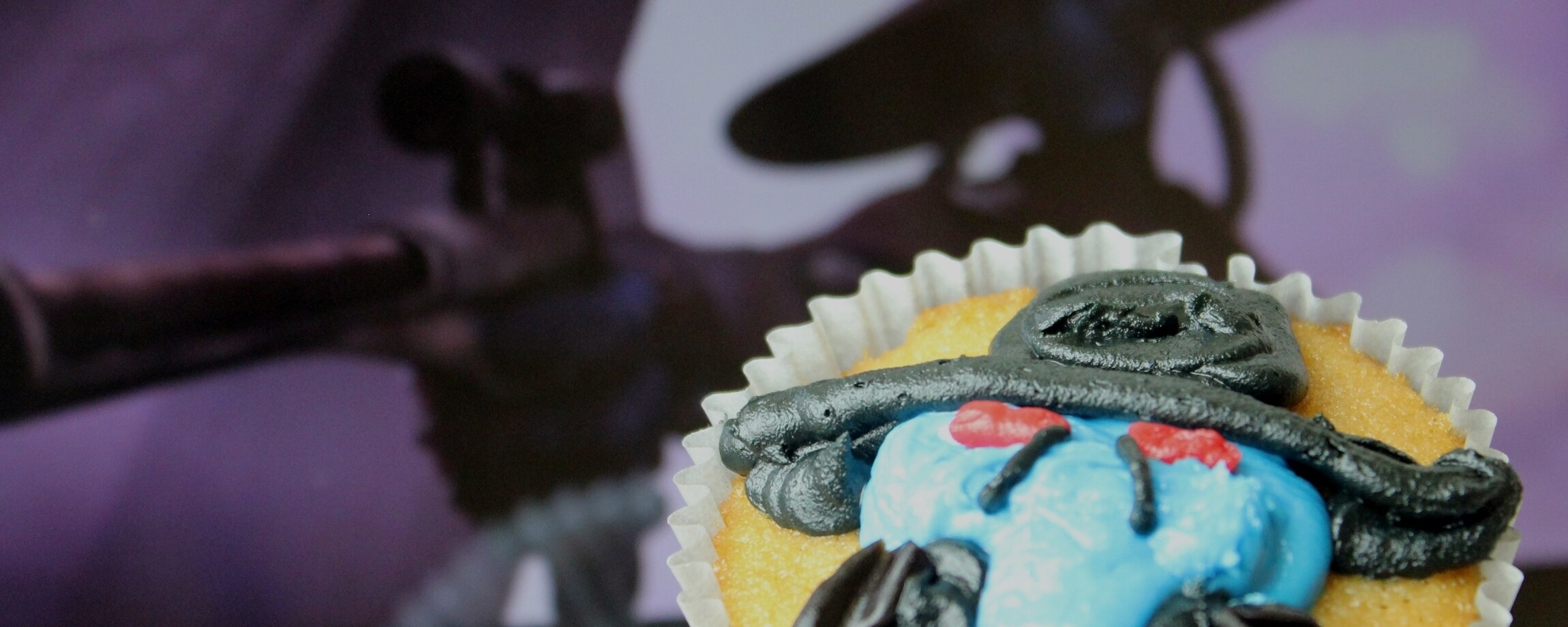 A cupcake decorated like bounty hunter Cad Bane.