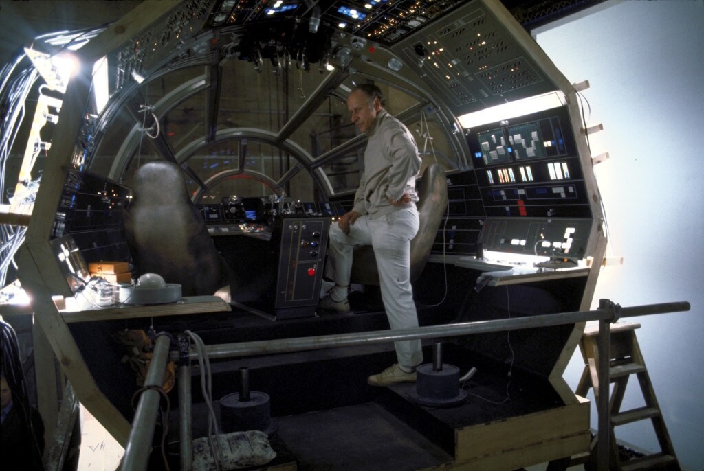 על הסט של מלחמת הכוכבים - תא הטייס של המילניום פלקון