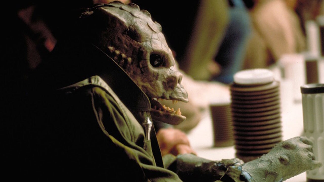 A Saurin sits at the bar in Mos Eisley.