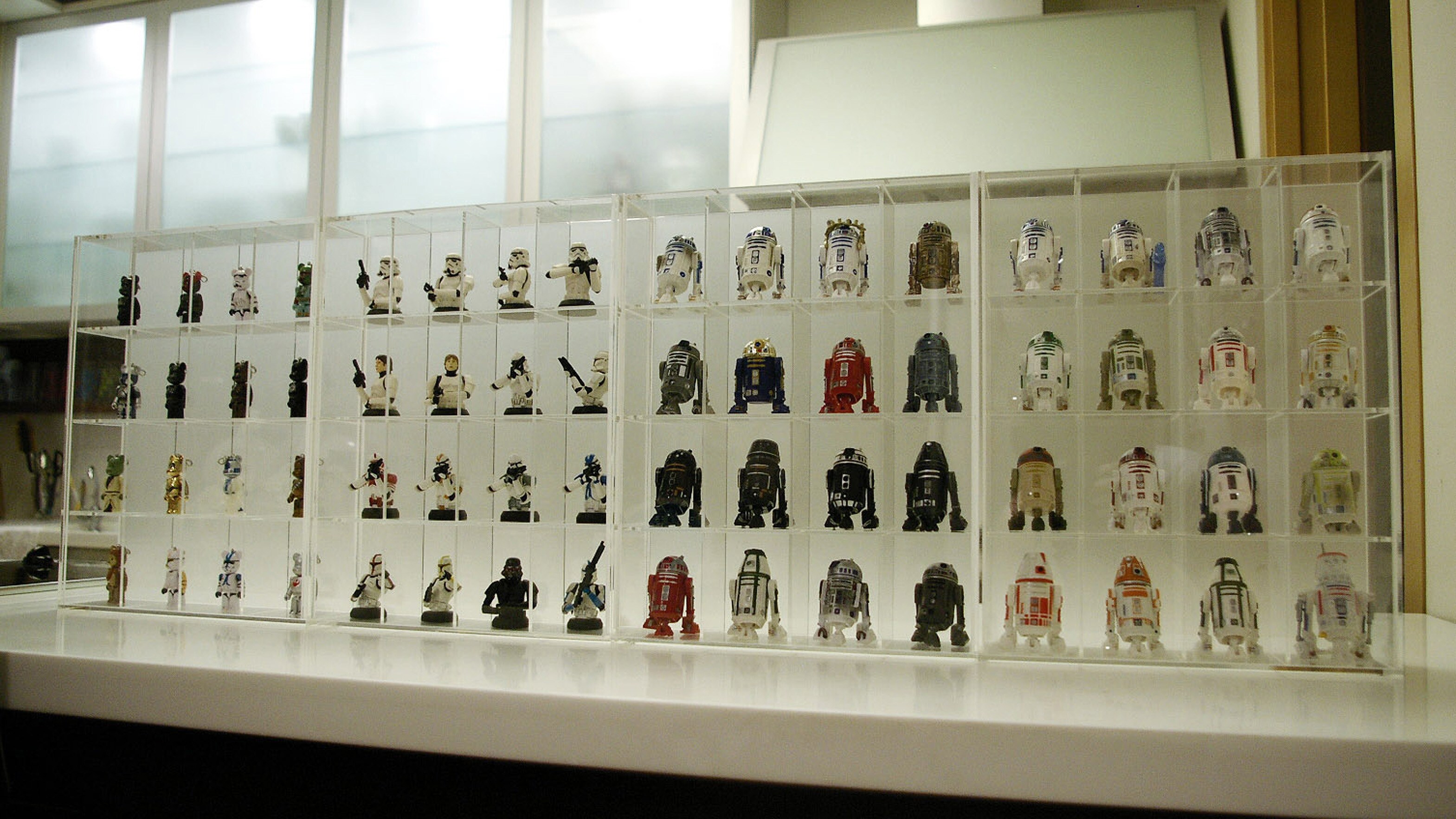 Cho Woong - Star Wars collection: Astromech droids and Stormtrooper collectibles