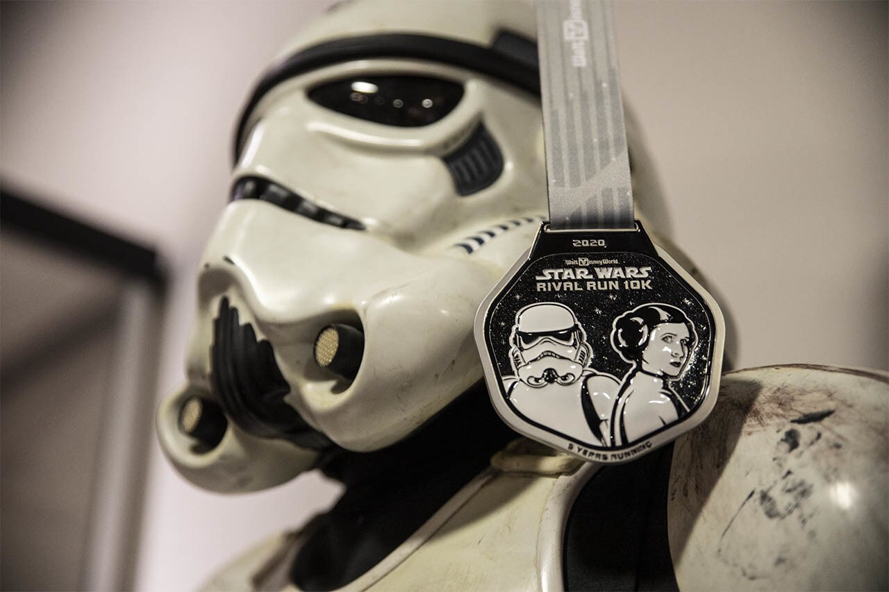  runDisney Star Wars Rival Run Weekend - Princess Leia and stormtrooper 10K medal