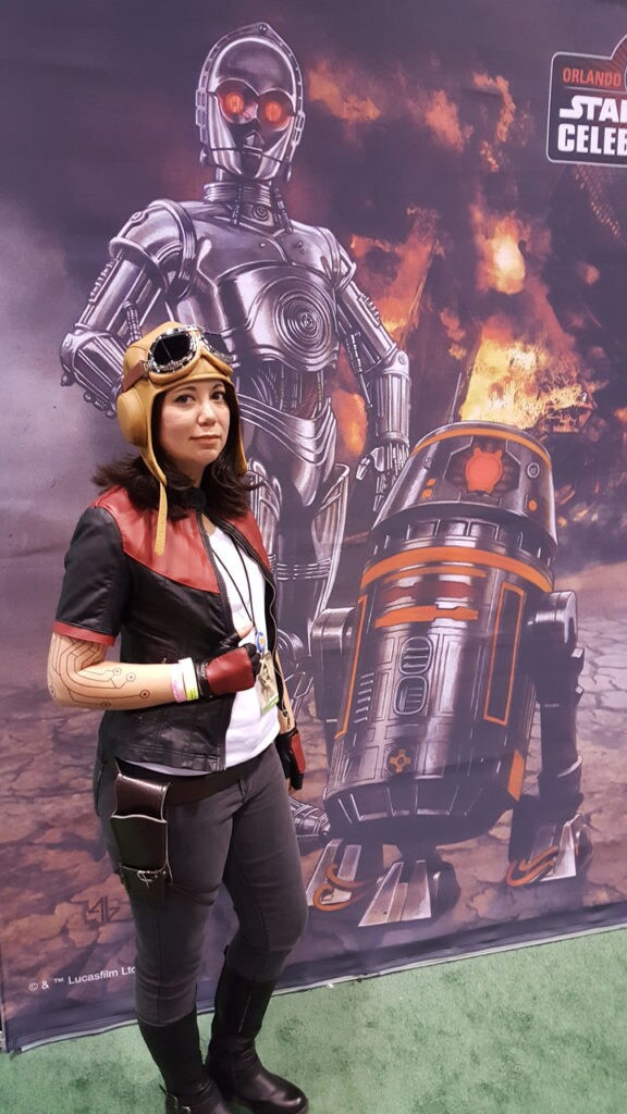 A fan in Doctor Aphra cosplay.