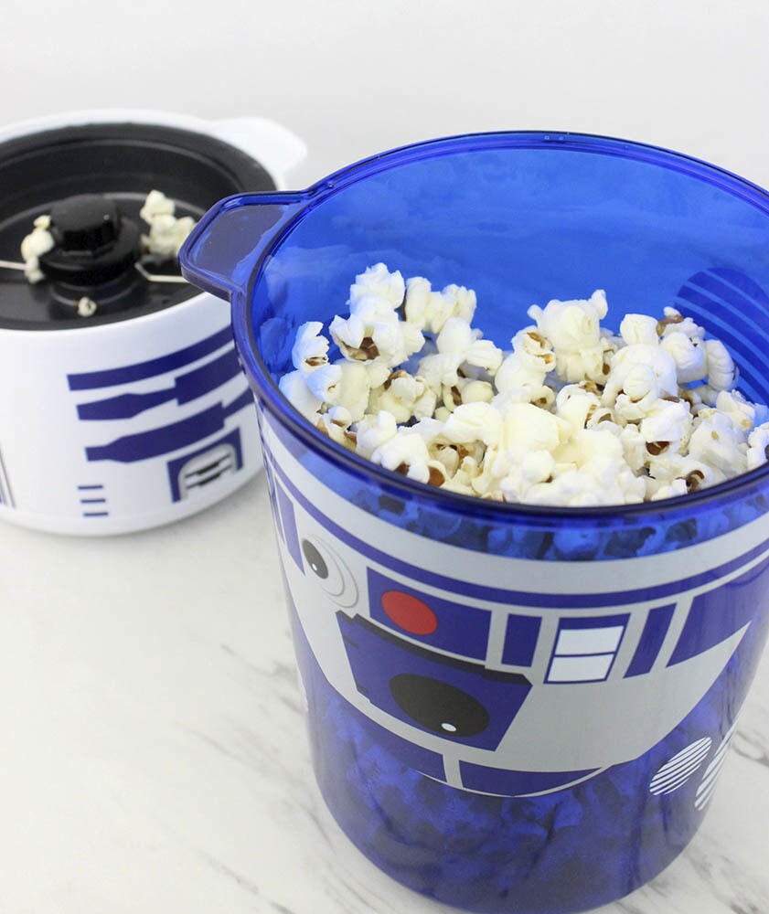 Artoo garland popping popcorn