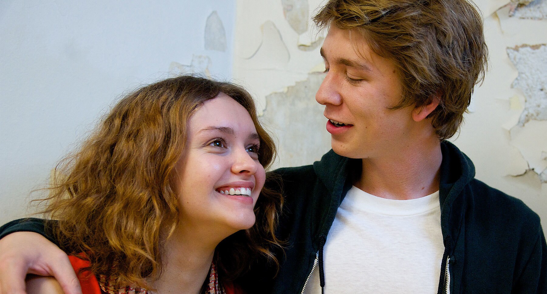 Thomas Mann (as Greg) and Olivia Cooke (as Rachel) Thomas Mann (as Greg) with a stuffed toy pig in "Me and Earl and the Dying Girl" 