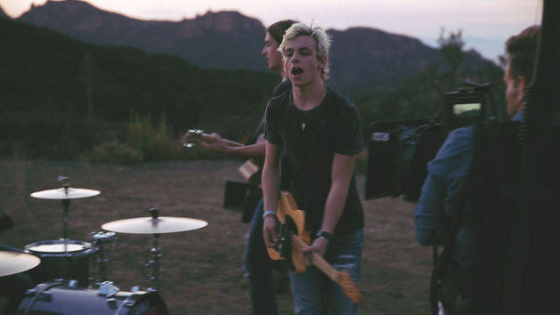 Pass Me By - Behind the Scenes - R5