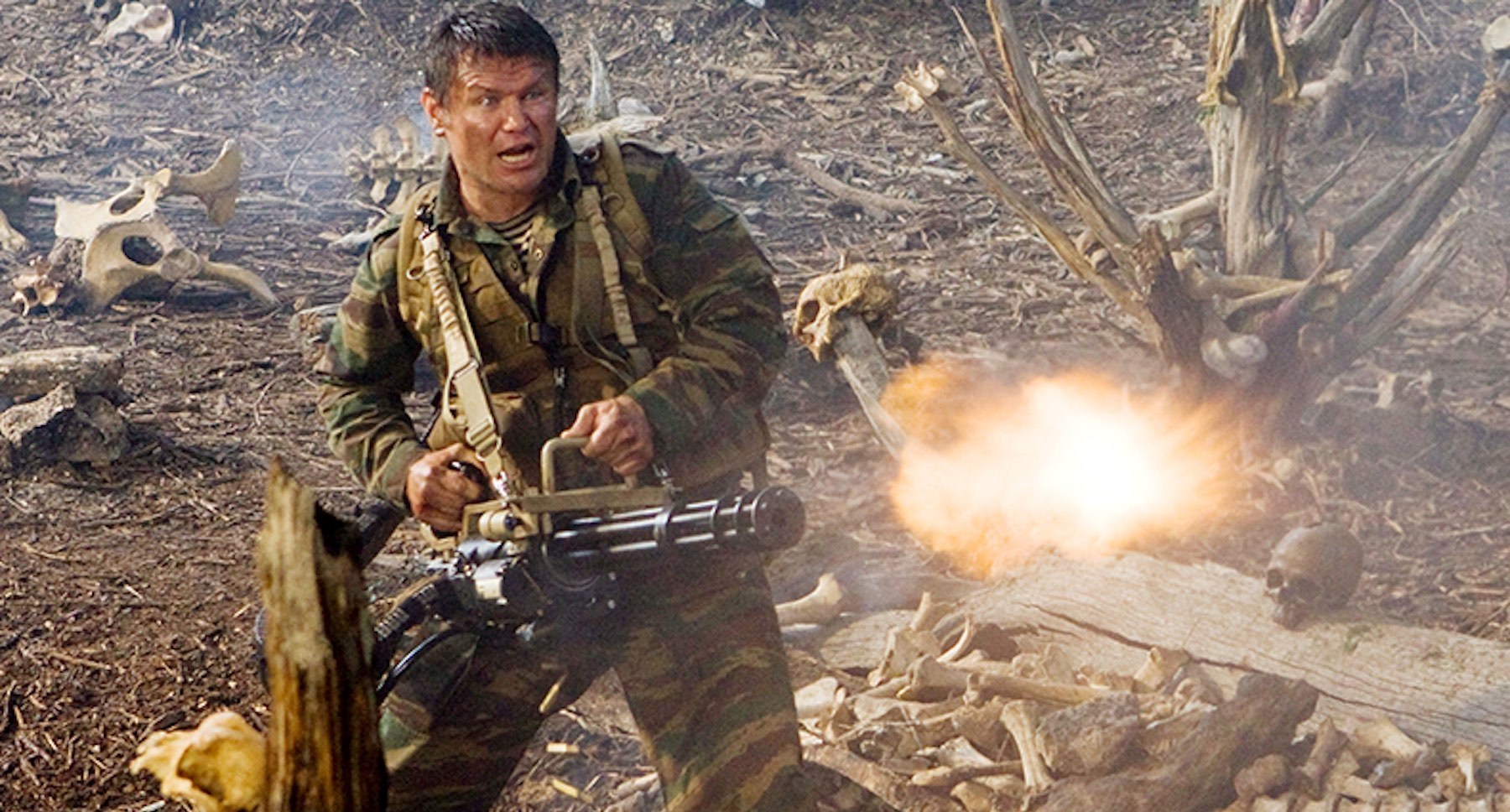 Oleg Taktarov (as Nikolai) firing a large gun in the movie "Predators"