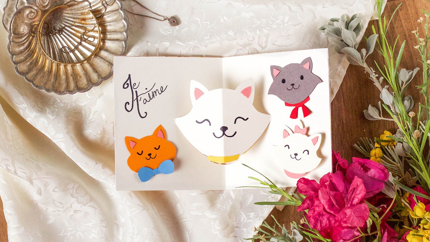 An Aristocats themed pop-up card featuring Toulouse, Duchess, Berlioz, and Marie.