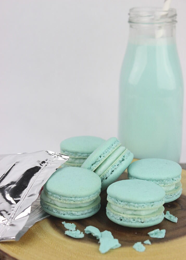 Make Blue Milk Mando Macarons to Share with Everyone | StarWars.com