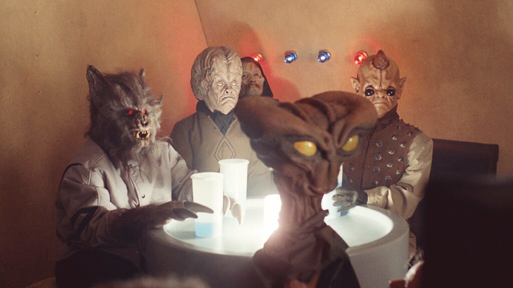 Background alien characters, including a wolf man, in A New Hope's cantina sequence.