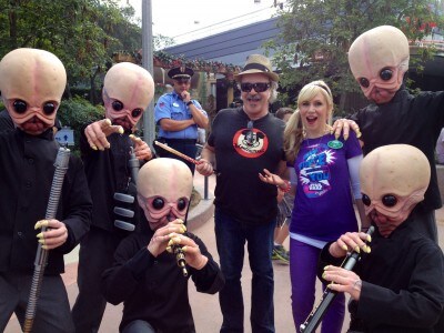 You never know who you're going to run into during Star Wars Weekends! Jim and I were walking to our autograph sessions when we ran into the Cantina Band!