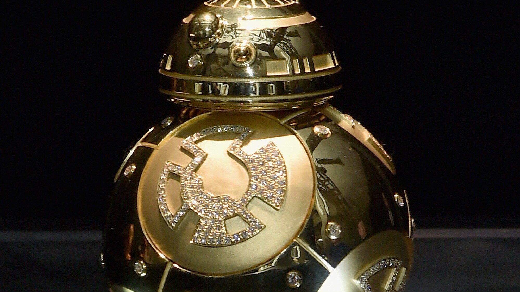 Force 4 Fashion - Kay Jeweler's custom BB-8 on display