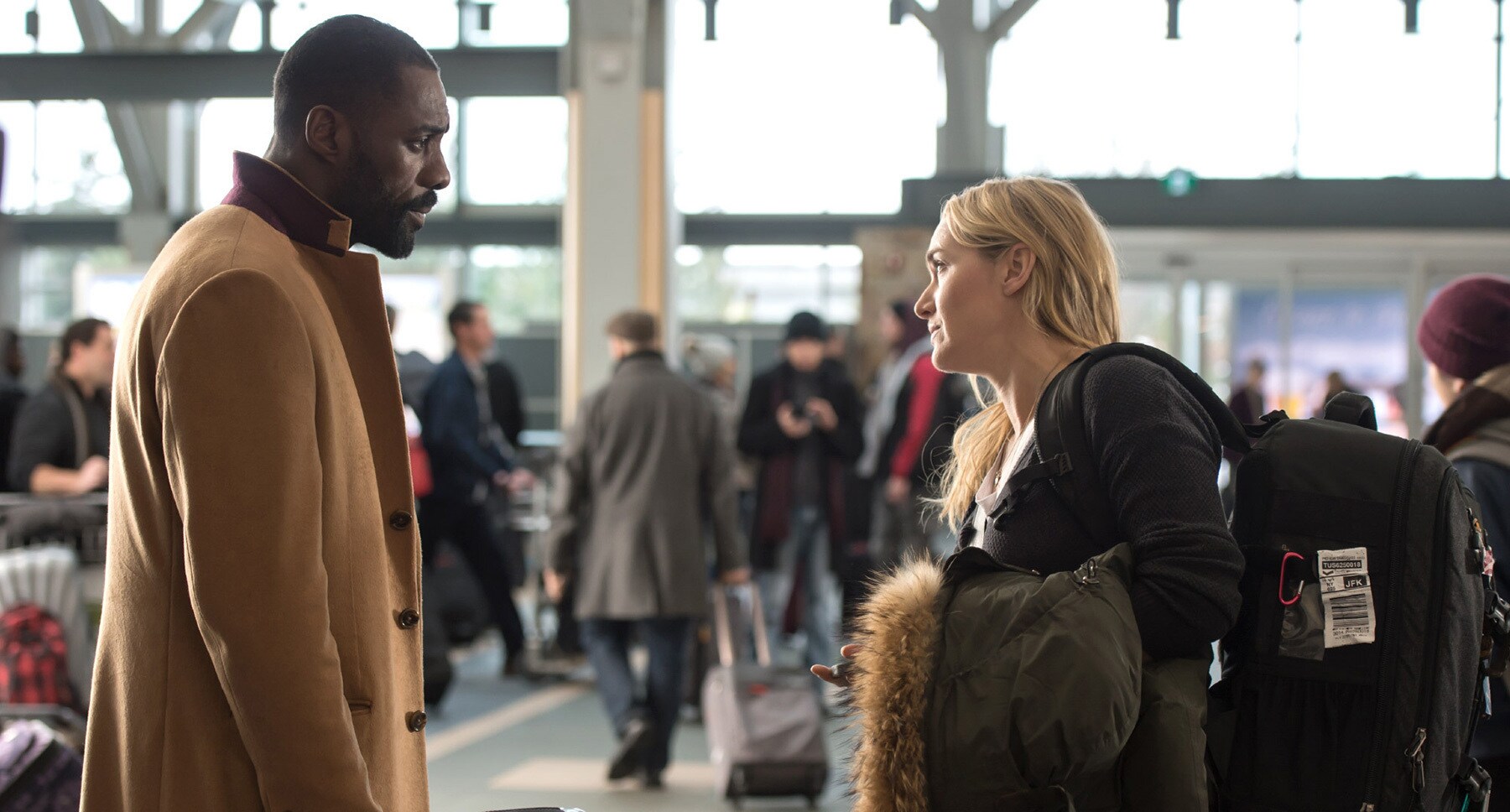 Idris Elba (as Ben Bass) and Kate Winslet (as Alex Martin) talking in the movie "The Mountain Between Us"