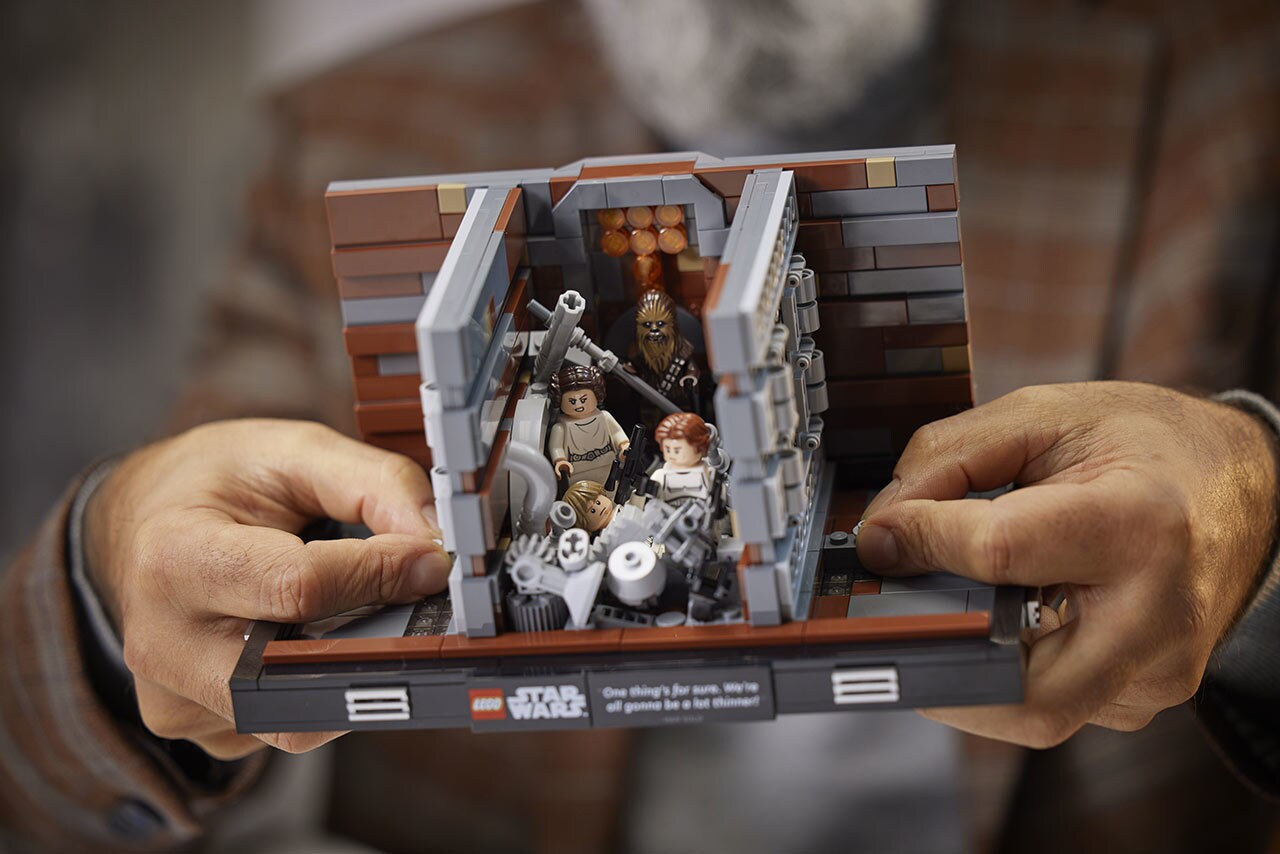 LEGO Star Wars Trash Compactor Diorama closing