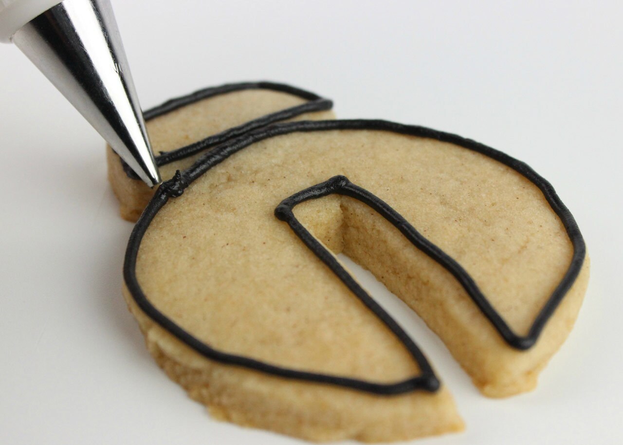 A frosting outline is added to BB-9E cookies.