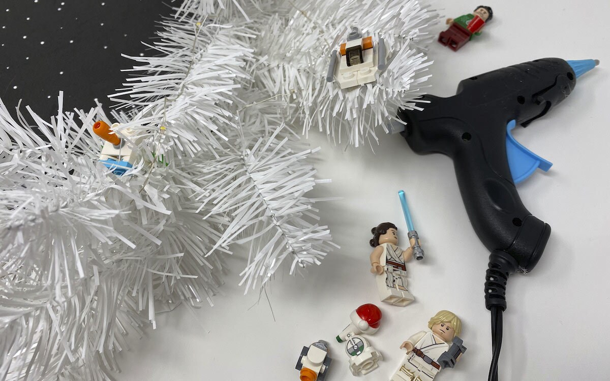 LEGO Star Wars Holiday Special Wreath step 7