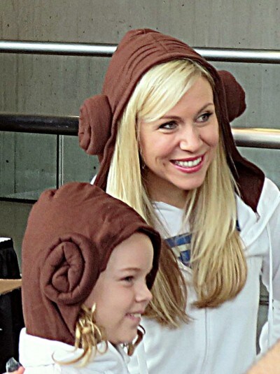 Ashley Eckstein and a fan at NYCC