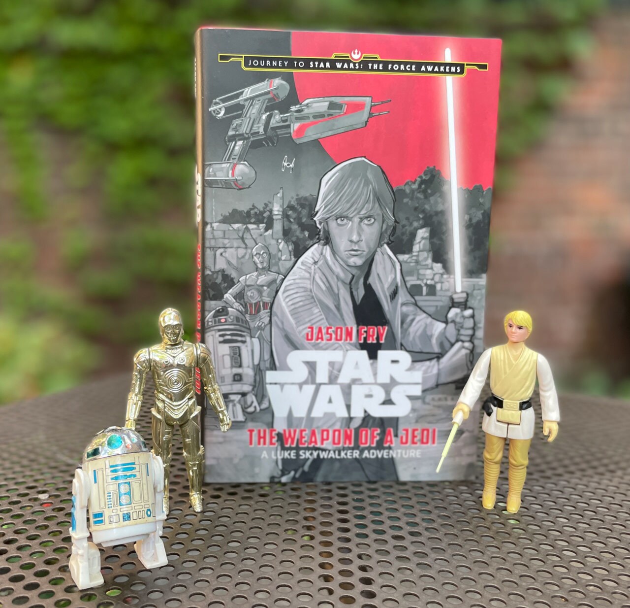 Kenner R2-D2, C-3PO, and Luke Skywalker with the Star Wars: The Weapon of a Jedi book.