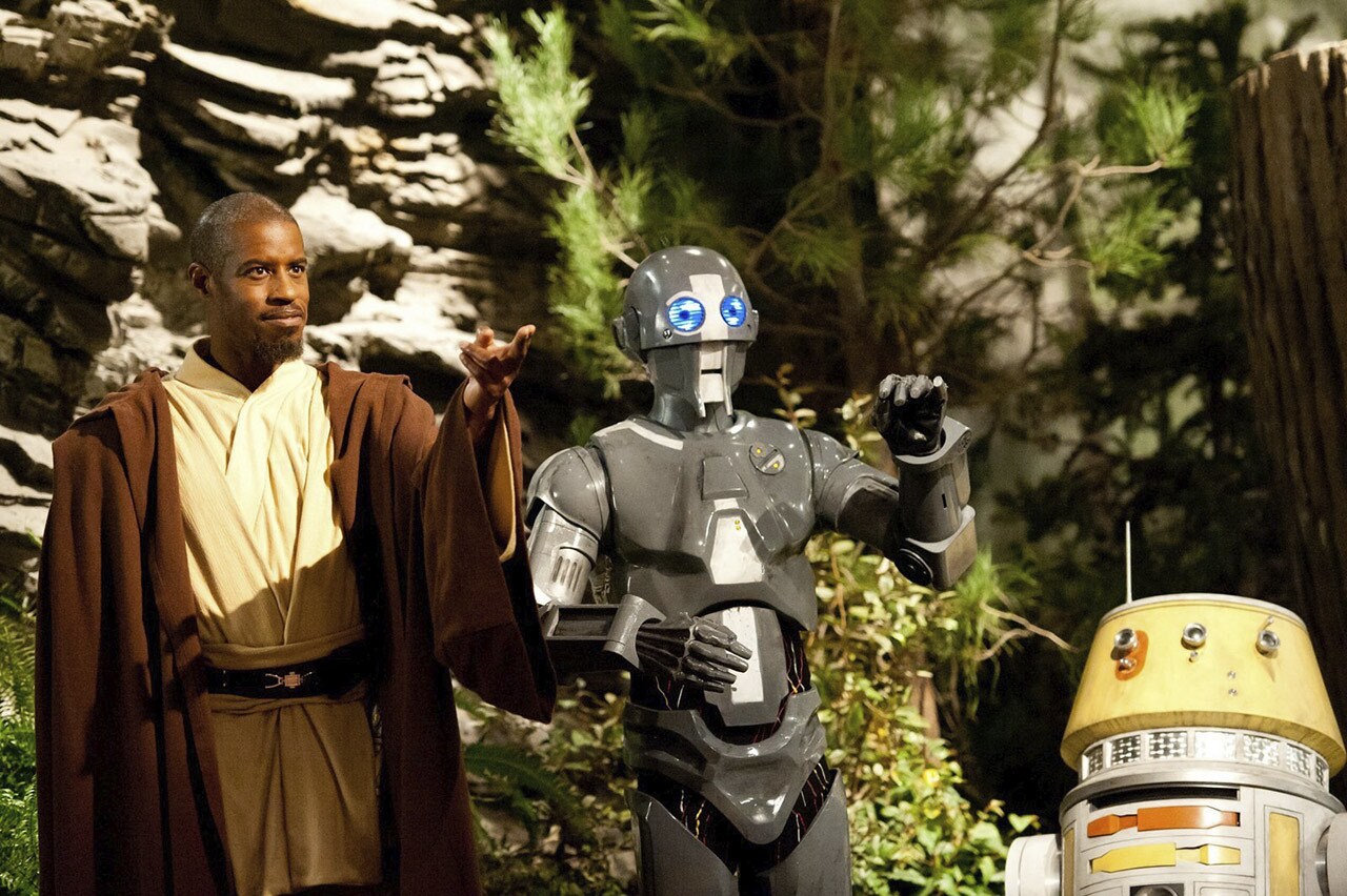 Jedi Temple Challenge host Ahmed Best with his droid companions AD-3 (Mary Holland) and LX-R5.