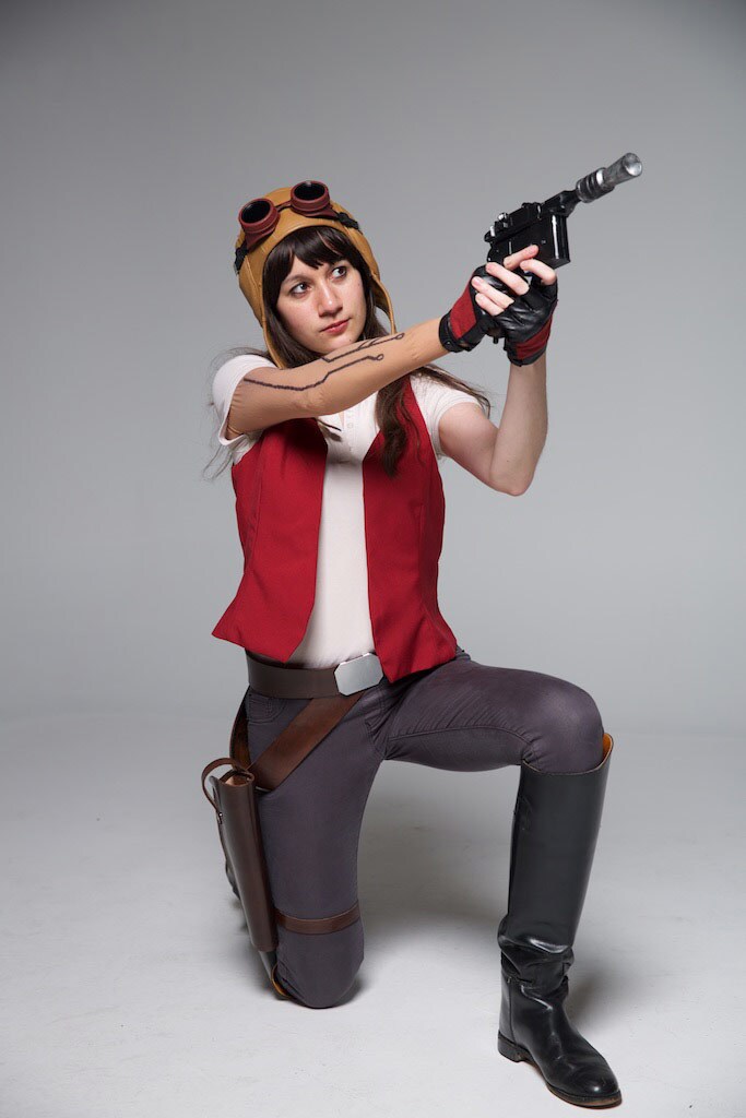A fan in Doctor Aphra cosplay with a blaster.