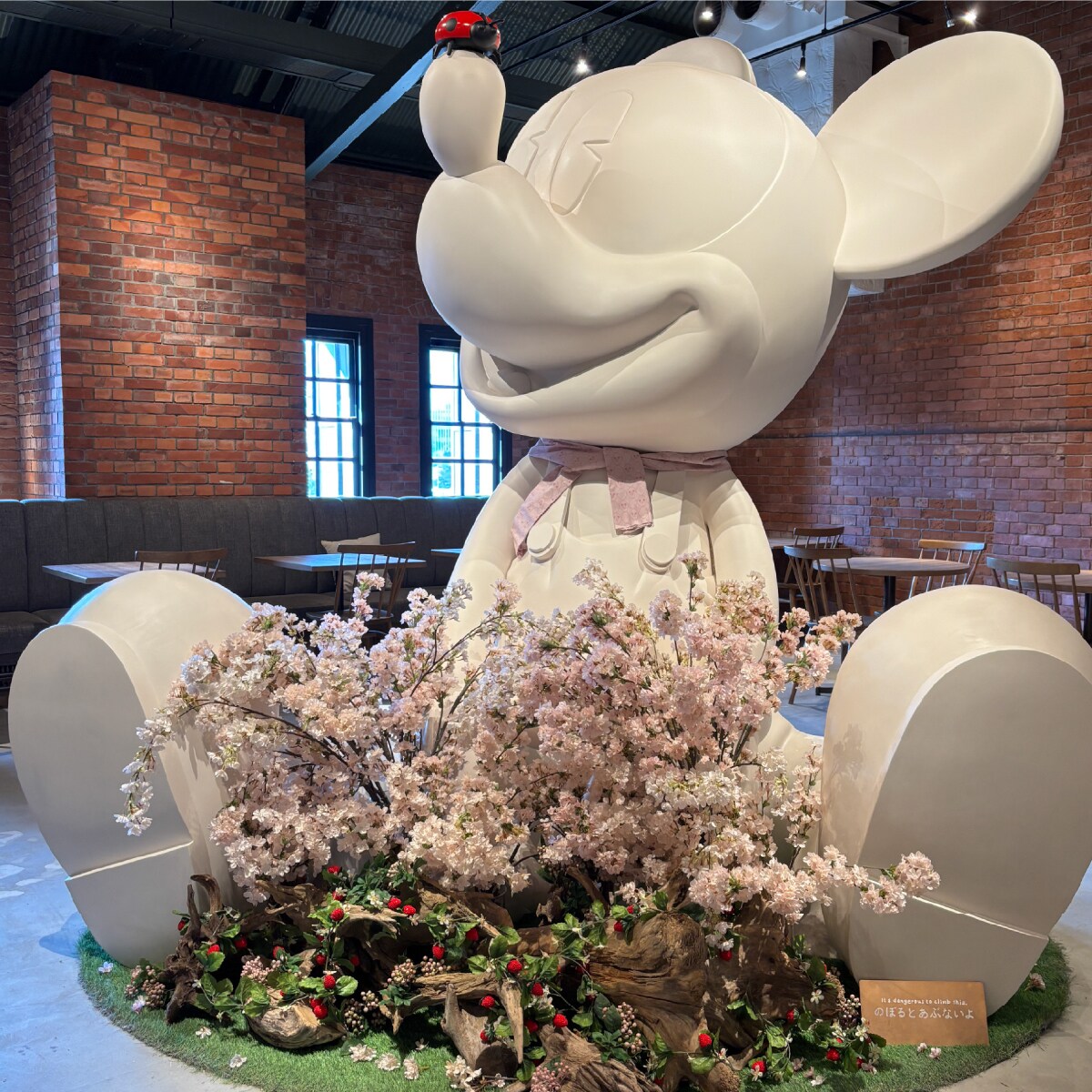 ミッキーマウスをイメージした巨大スタチューは春デザインに。