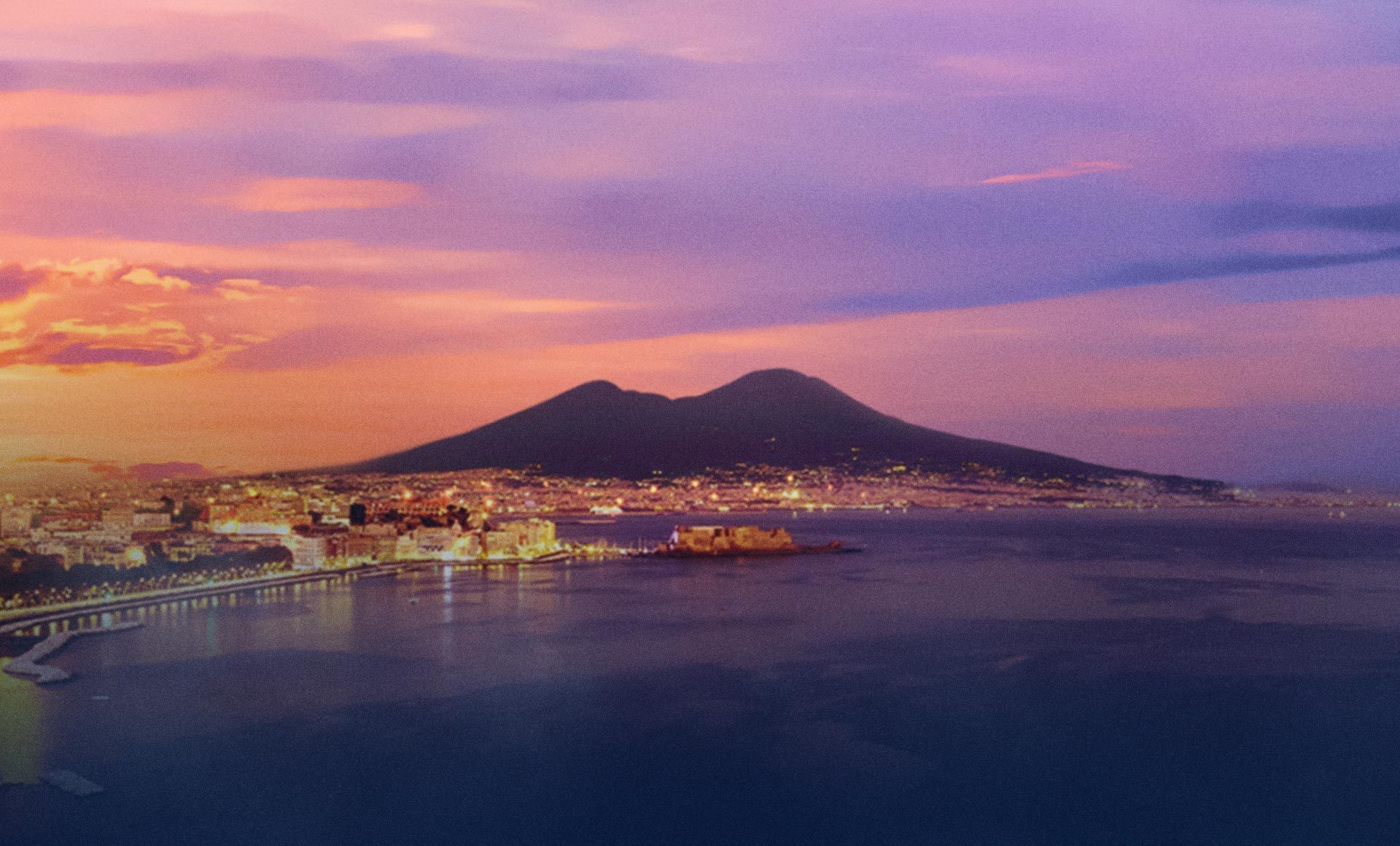 Immagine del Vesuvio e della città di Napoli al tramonto