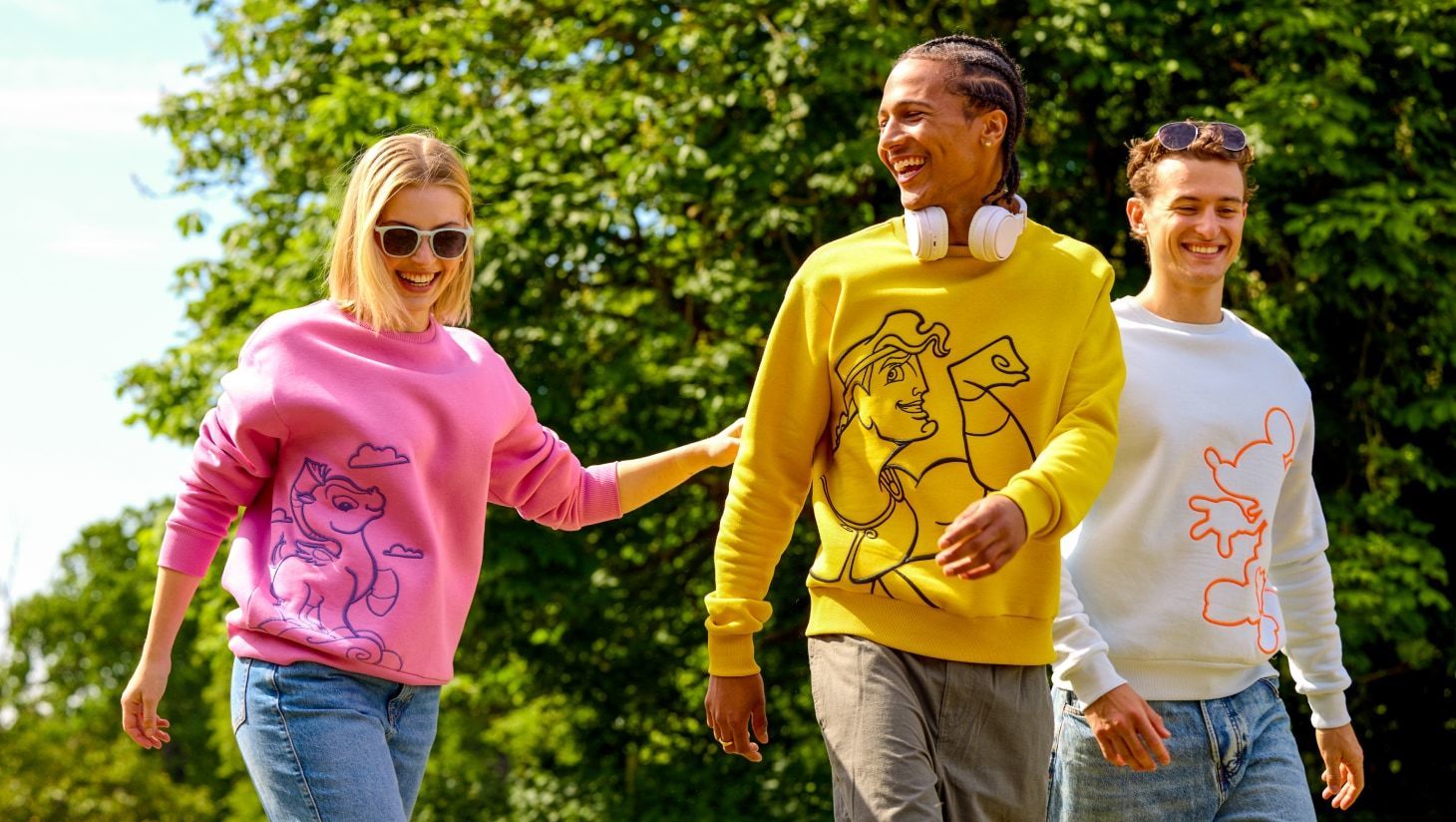 Una mujer con un jersey de Winnie the Pooh disponible en Disney Store