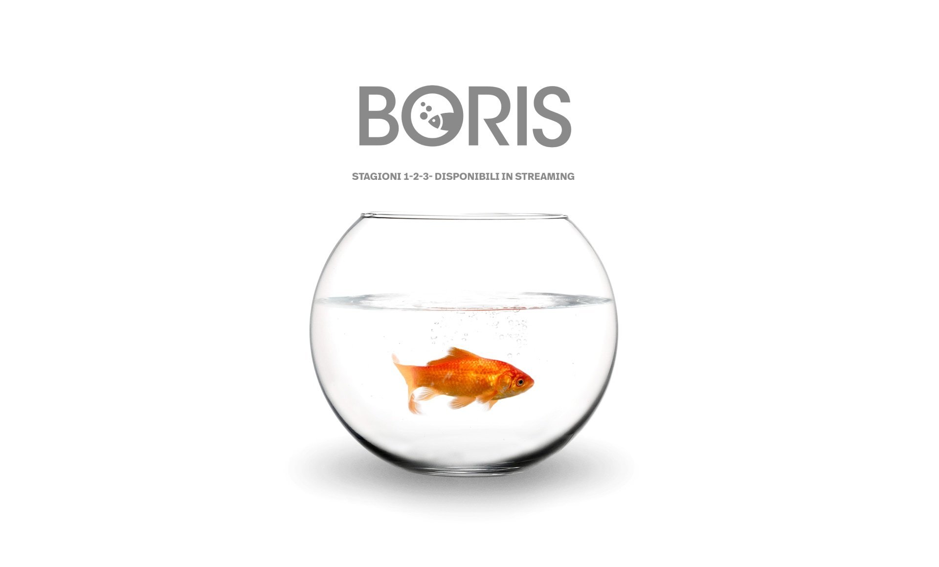 Immagine di un pesce rosso in un acquario a palla e logo della serie TV Boris