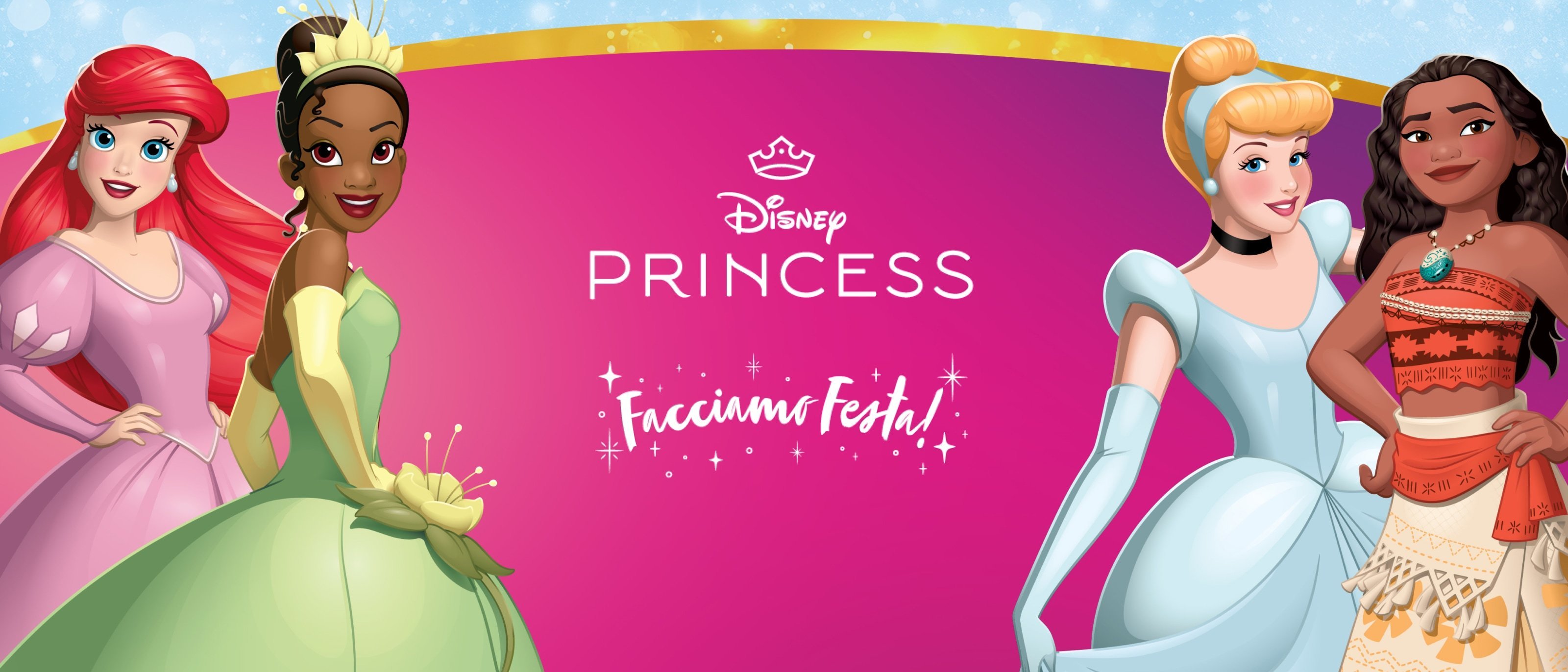 Le Principesse Ariel, Tiana, Cenerentola e Vaiana sono in piedi davanti a uno sfondo rosa acceso con il logo "Disney Princess Facciamo Festa" al centro.