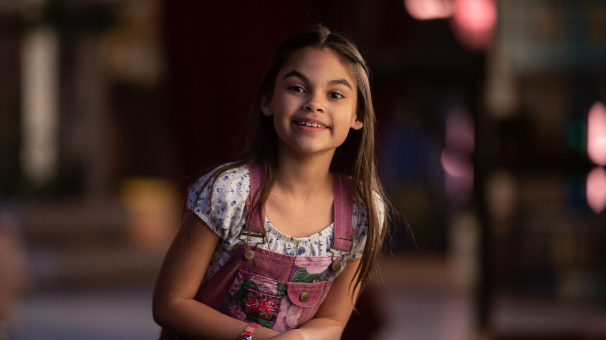 Ariana Greenblatt as Julia in Disney’s THE ONE AND ONLY IVAN, based on the award-winning book by Katherine Applegate and directed by Thea Sharrock. Photo courtesy of Disney. © 2020 Disney Enterprises, Inc. All Rights Reserved. 