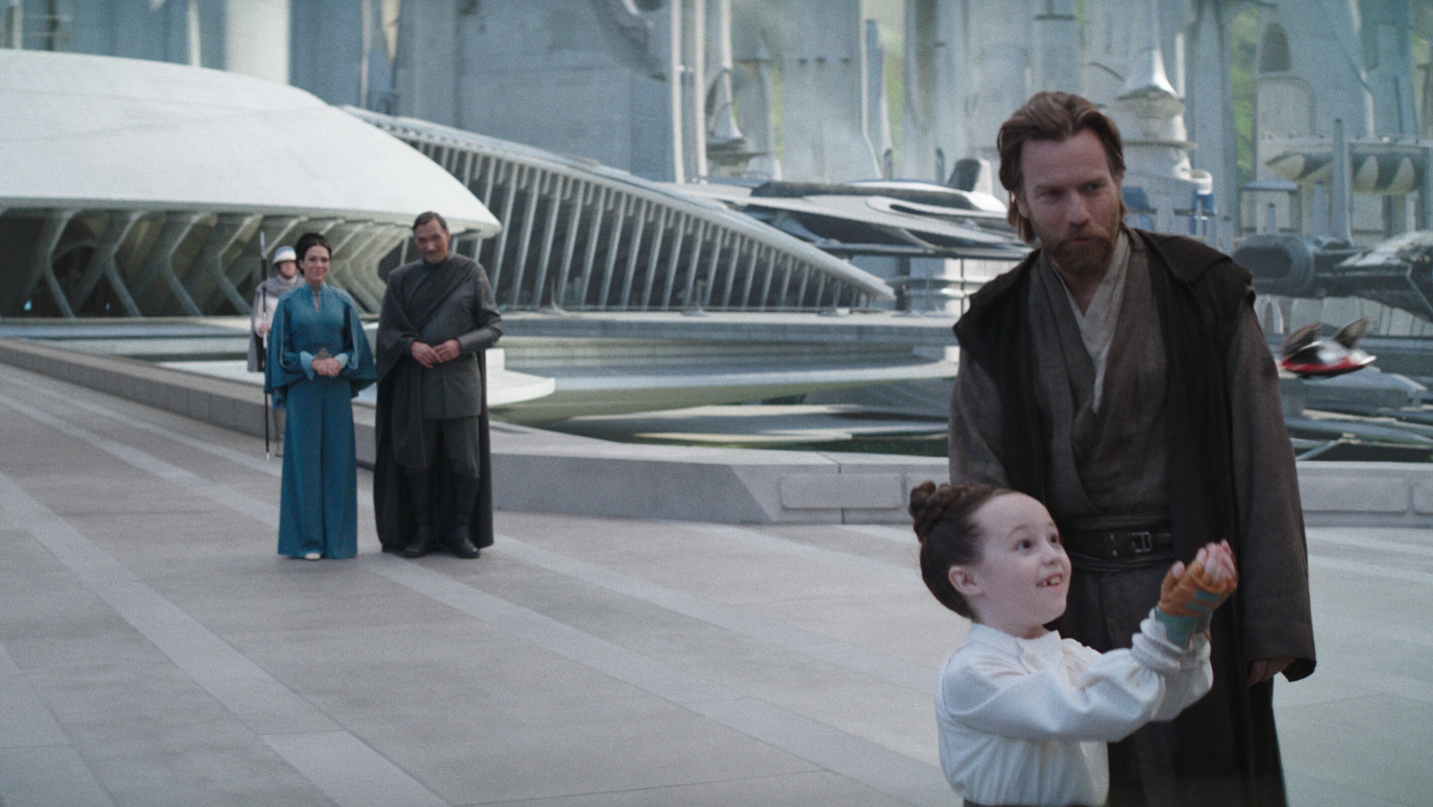 (L-R): Queen Breha Organa (Simone Kessell), Senator Bail Organa (Jimmy Smits), Princess Leia Organa (Vivien Lyra Blair), Obi-Wan Kenobi (Ewan McGregor) and L0-LA59 (Lola) in Lucasfilm's OBI-WAN KENOBI, exclusively on Disney+. © 2022 Lucasfilm Ltd. & ™. All Rights Reserved.