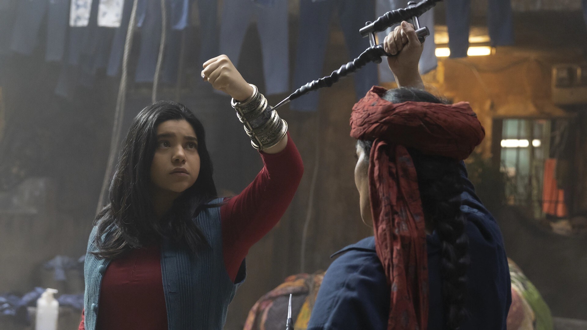 Ms. Marvel': Kamala Khan enfrenta o Véu e salva sua família | Disney Brasil