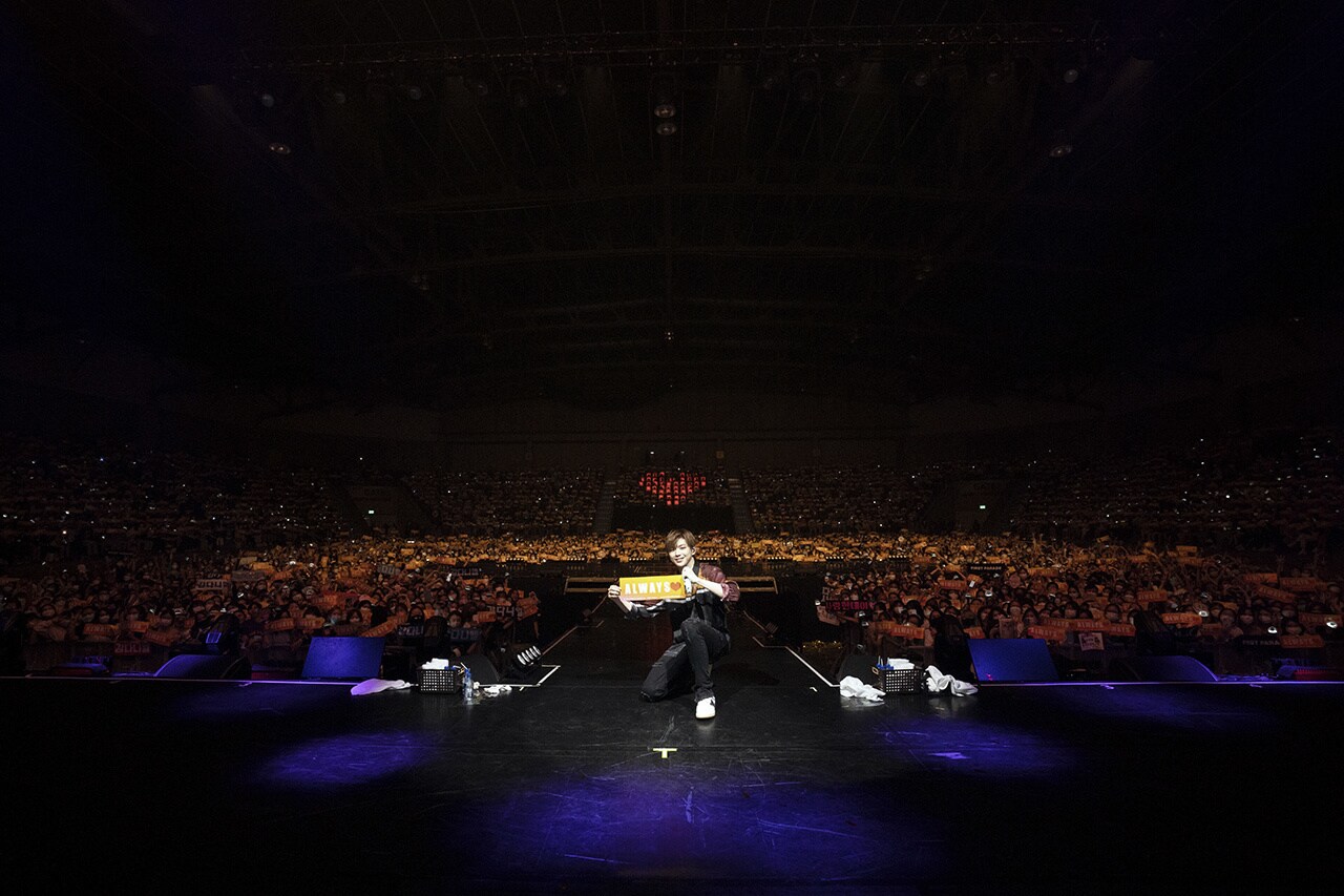 KANGDANIEL posing with his fans on stage