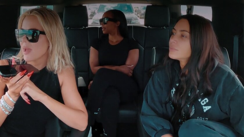 The Kardashians: Kim leva irmã para a balada em Miami e Kendall curte Vegas no quinto episódio 