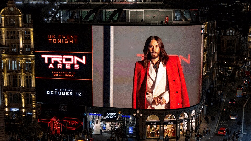 TRON: ARES SE APODERA DE LAS LUCES DE PICCADILLY Y HACE HISTORIA CON EL PRIMER EVENTO DE ALFOMBRA ROJA EN LA AZOTEA DEL MONUMENTO DE LONDRES