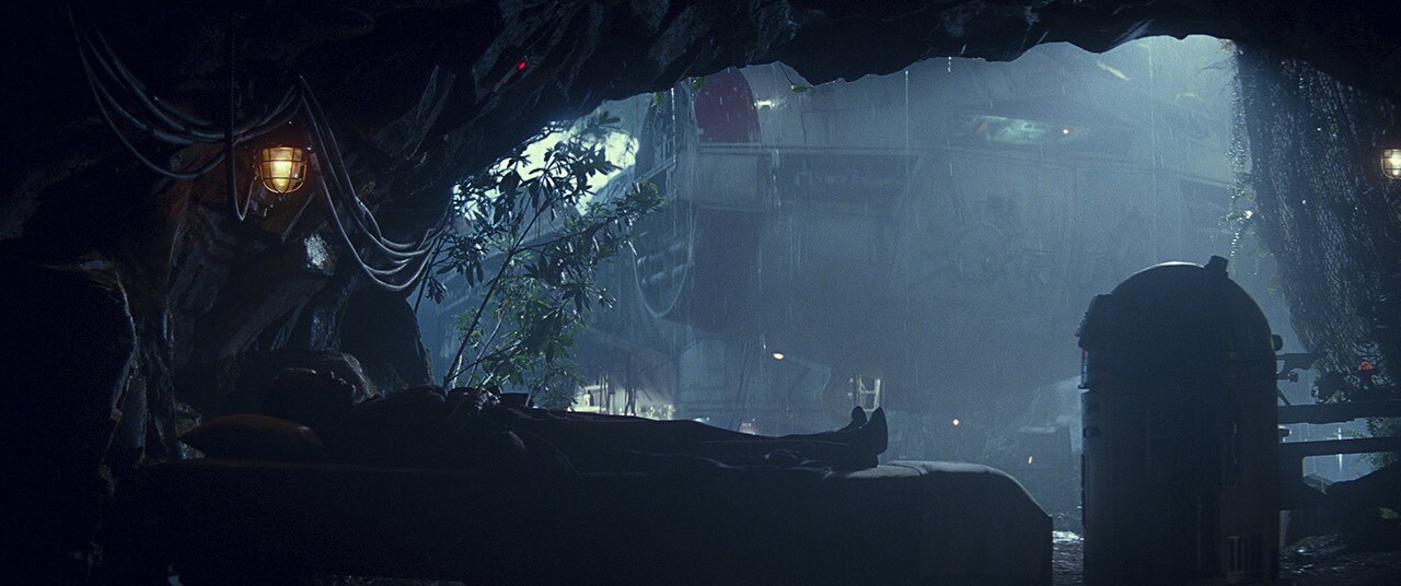 Leia under shroud on Ajan Kloss