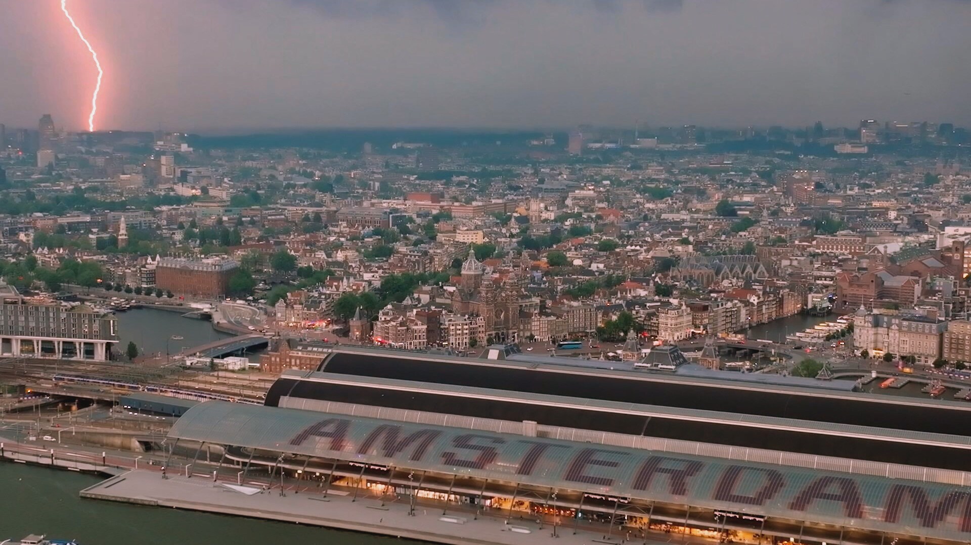 Za drzwiami stacji, która nigdy nie śpi. Serial dokumentalny „Stacja Amsterdam” w National Geographic