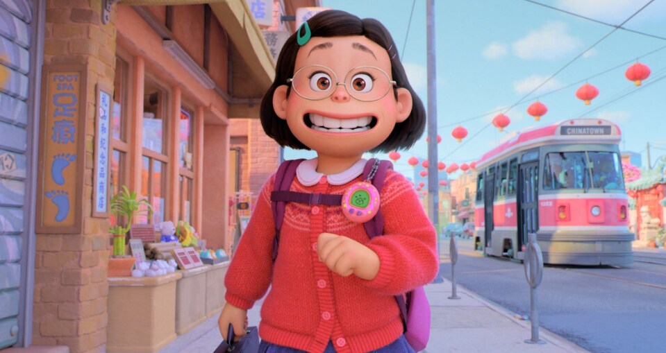 Mei Lee caminando por las calles de su ciudad en Red.