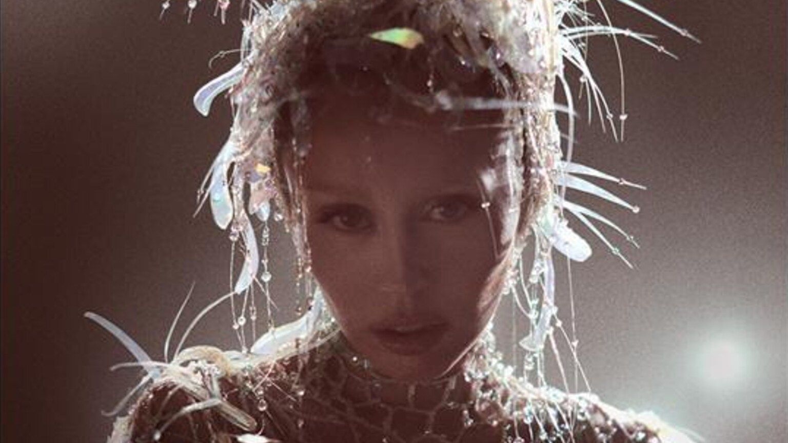 “Something Beautiful”, el viaje visual y musical de Miley Cyrus