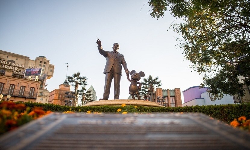 Estatua de Walt Disney cogiendo de la mano a Mickey