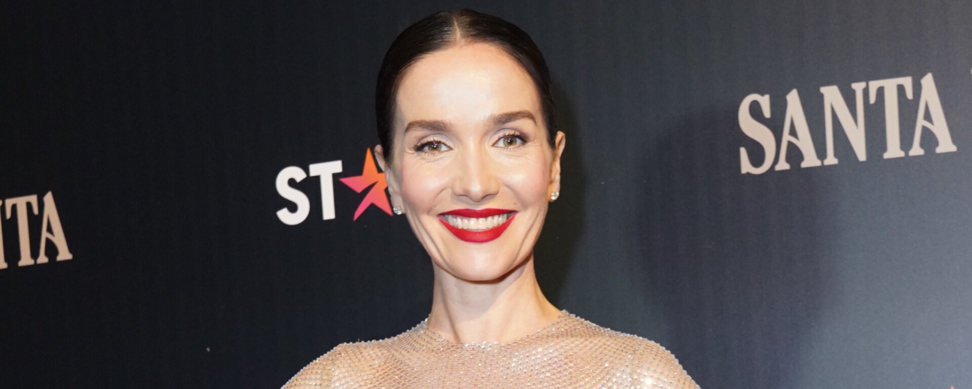 O hipnótico look de Natalia Oreiro na première de Santa Evita  Star Brasil