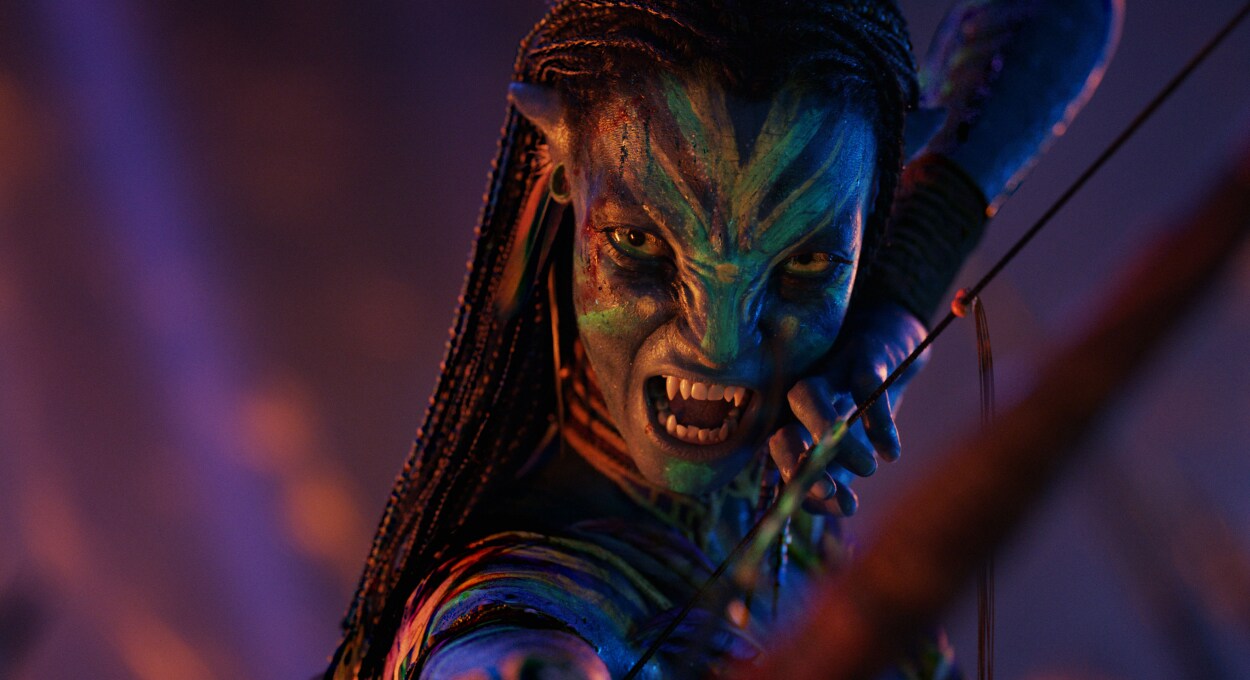 Neytiri snarling and drawing her bow.