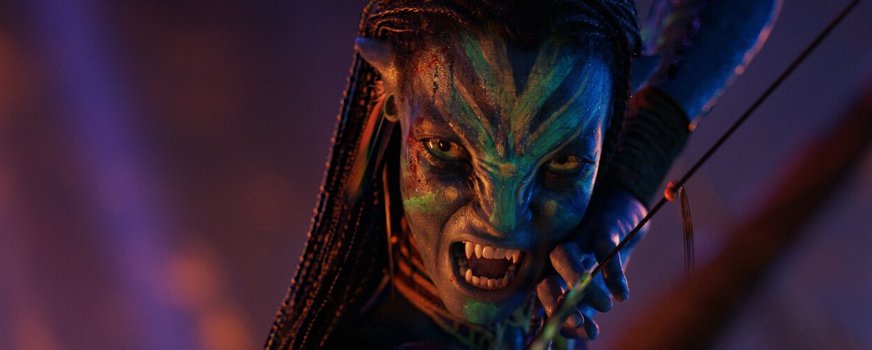 Neytiri snarling and drawing her bow.