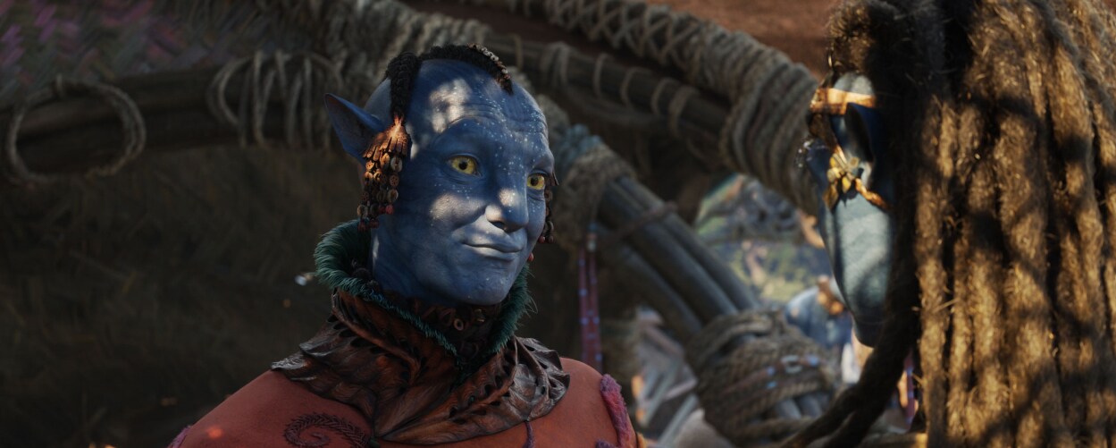 Peylak (David Thewlis) smiles at another Na'vi in Avatar: Fire and Ash.