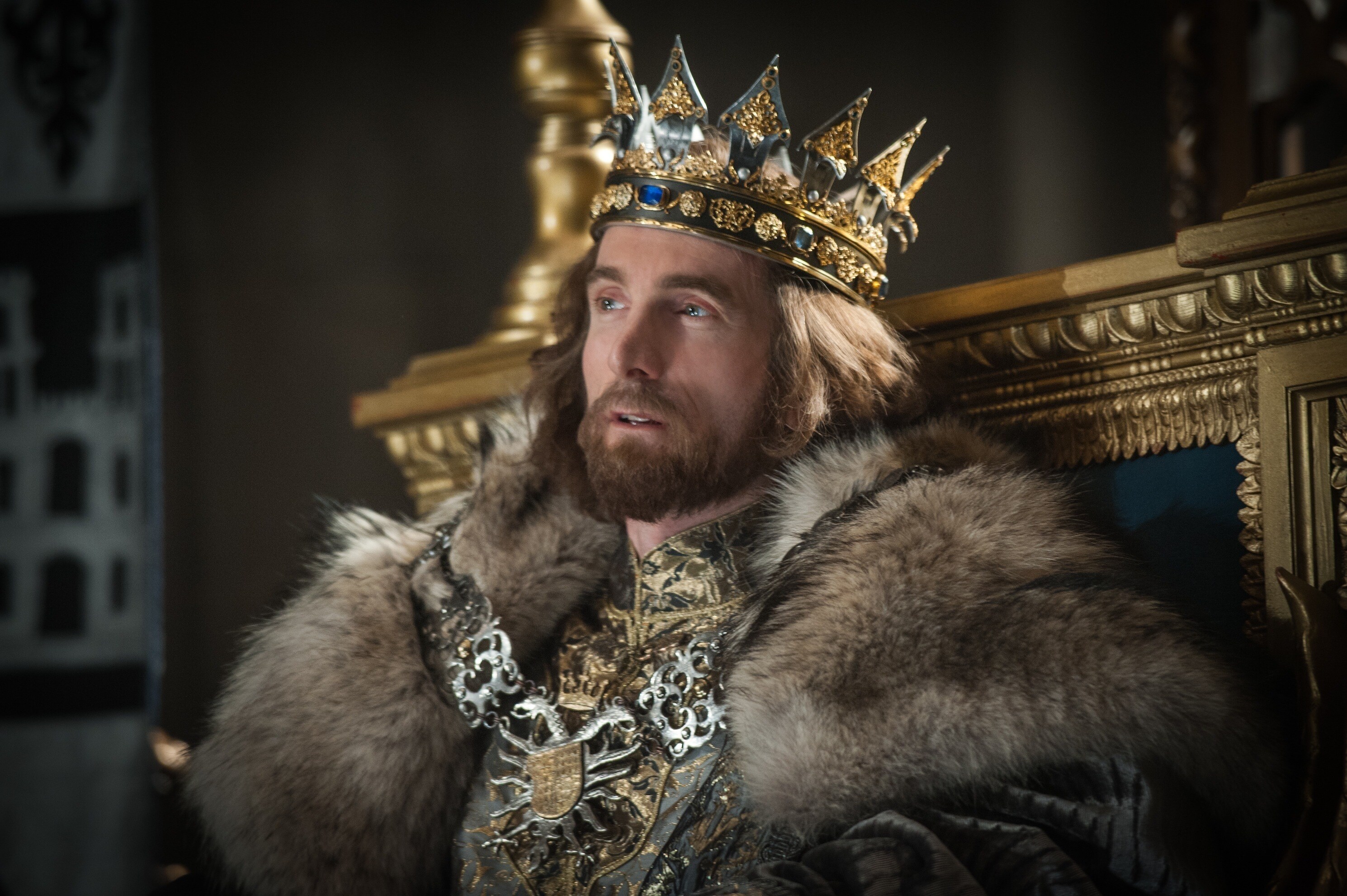 Sharlto Copely as Stefan wearing his crown in the movie "Maleficent"
