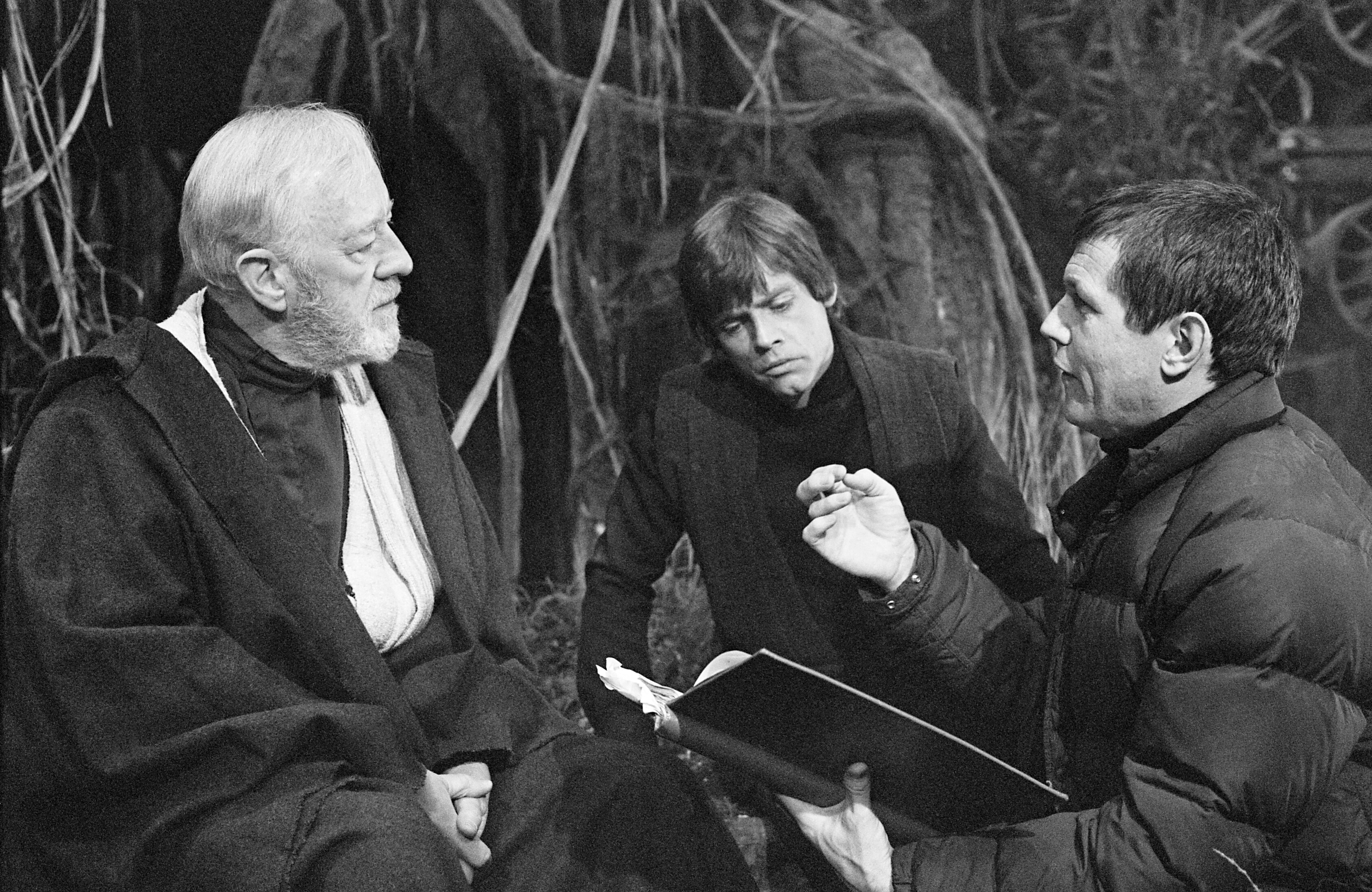Alec Guinness, Mark Hamill, and Richard Marquand go over a pivotal scene in which Luke and Obi-Wa...