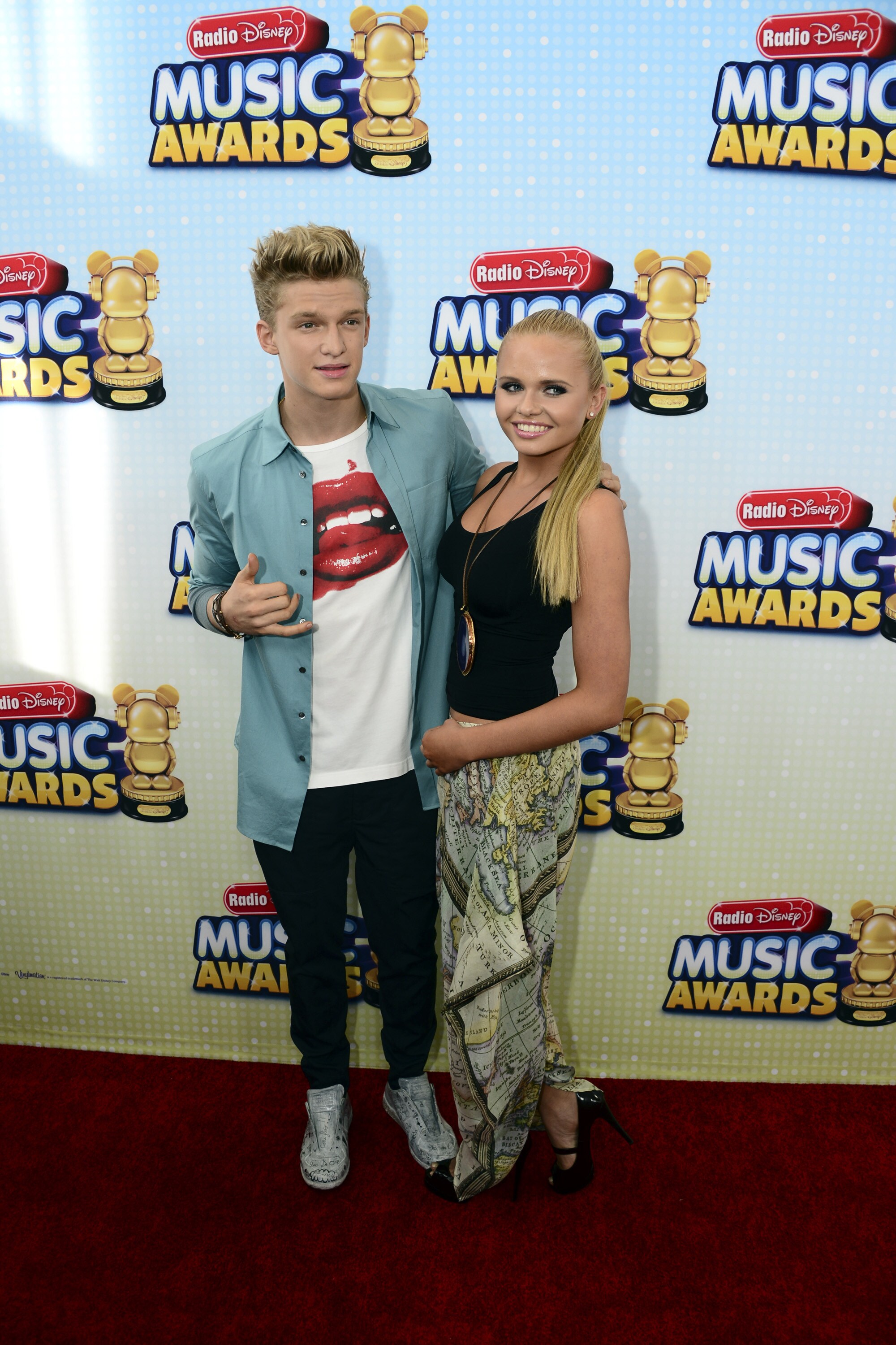 Cody and Alli Simpson pose on the red carpet