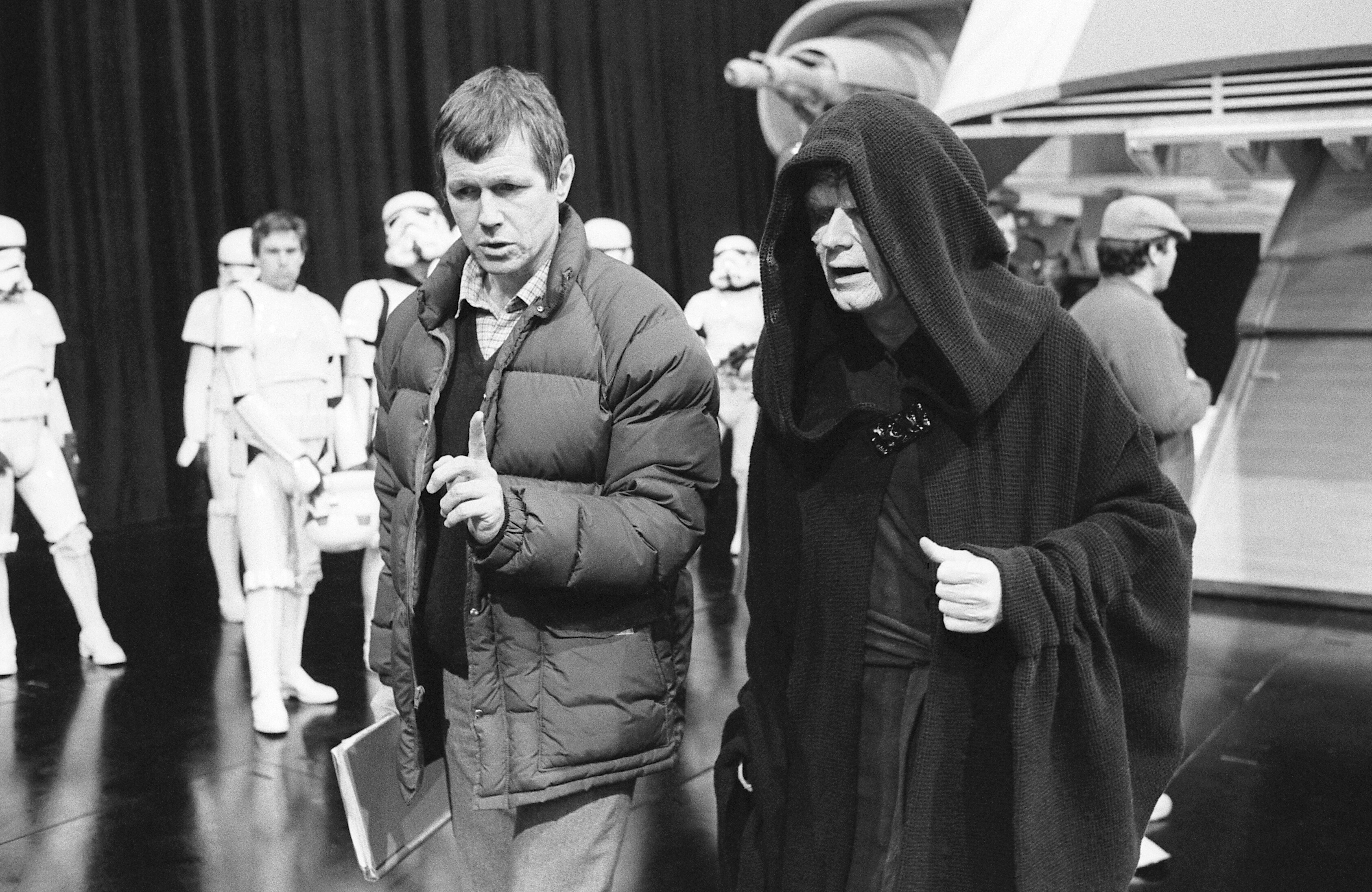 Director Richard Marquand discusses the Emperor's entrance with actor Ian McDiarmid.