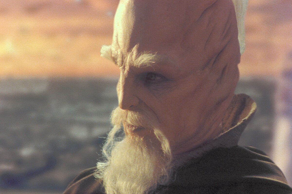 Ki-Adi-Mundi sitting in the Jedi Council Chambers